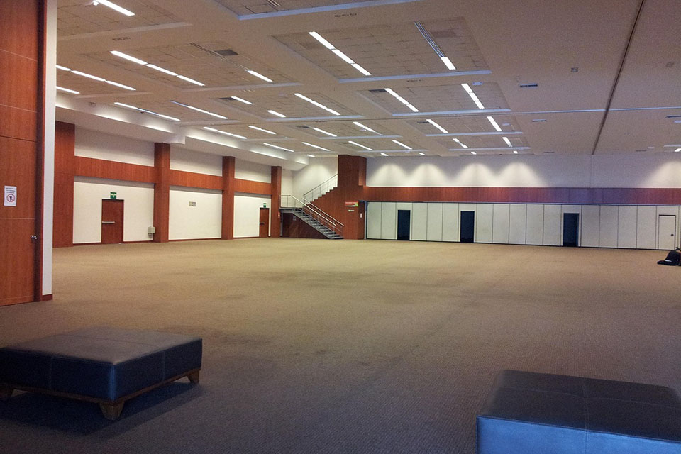 Cómo adaptar el mobiliario para eventos en espacios industriales